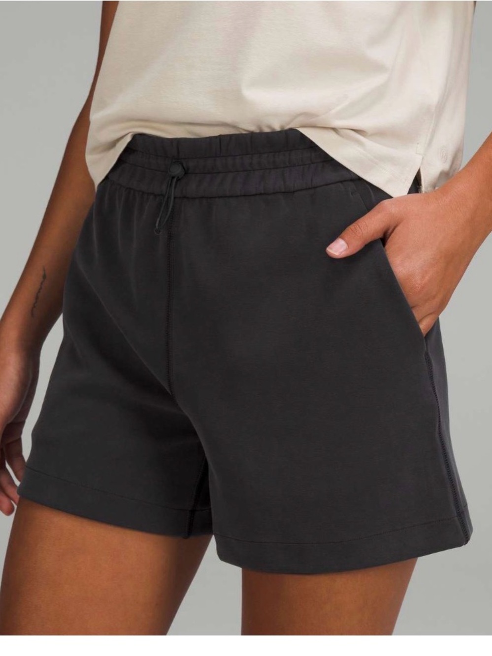 Lululemon Softstreme High-Rise Short 4"
Black size 4